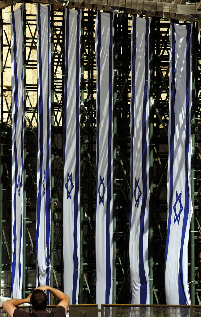 israel – jerusalem - vor der klagemauer - fahneneschmuck