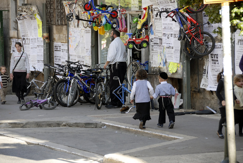 israel – jerusalem - mea she´arim -  hand in hand