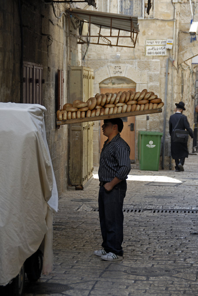 israel – jerusalem - morgens in der altstadt - balanceakt