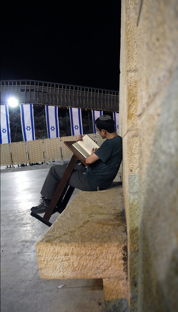 israel – jerusalem - vor der klagemauer nachts - konzentration