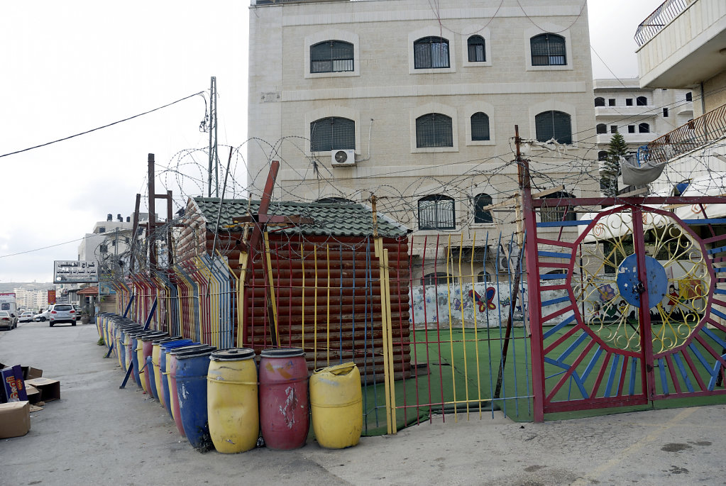 palästina- ramallah - hochsicherheitsspielplatz