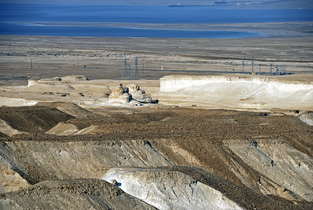 israel- totes meer - masada  - unterhalb