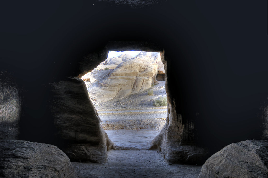 jordanien - petra -  innenansicht  bab-es-sik-triklinium