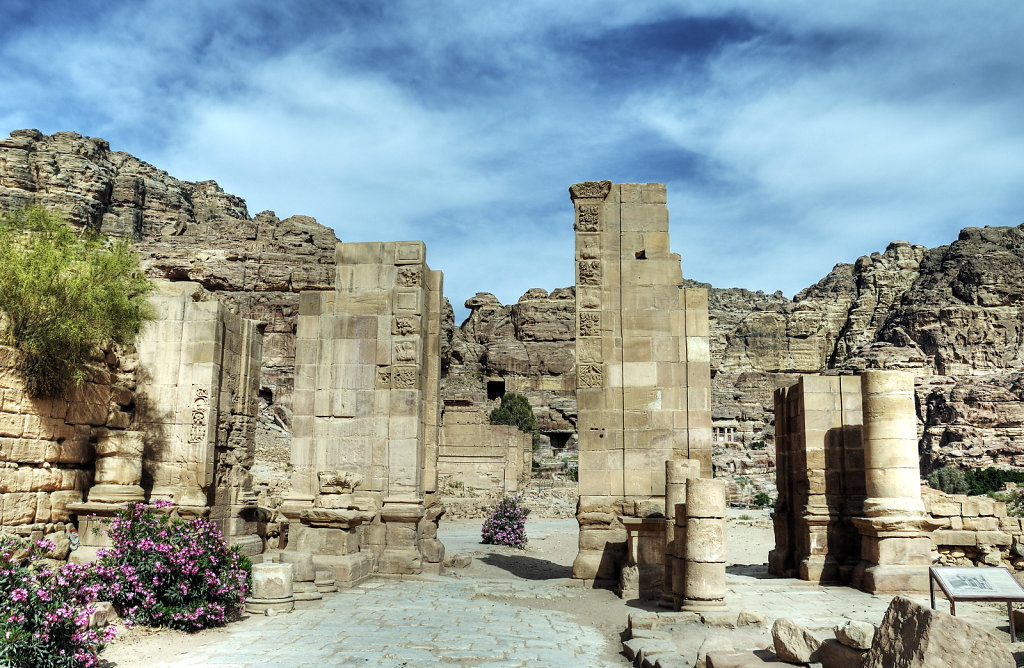 jordanien - petra - das temenos tor