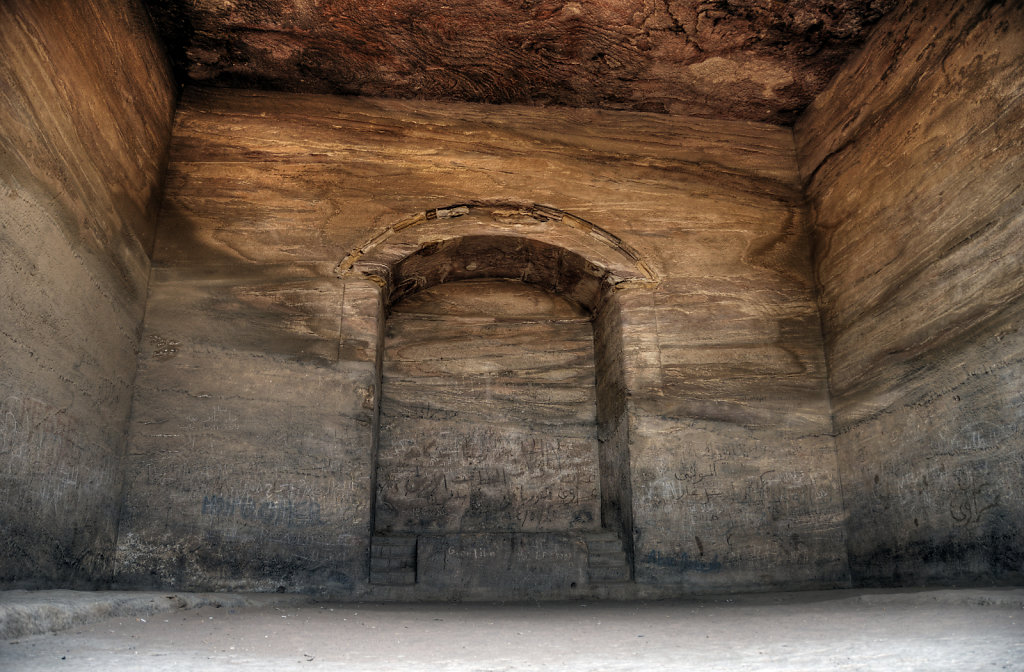 jordanien - petra - el-deir - die felsenhalle