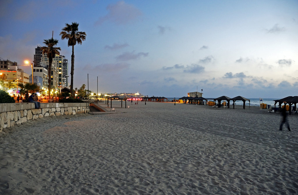 israel – tel aviv - am strand nachts