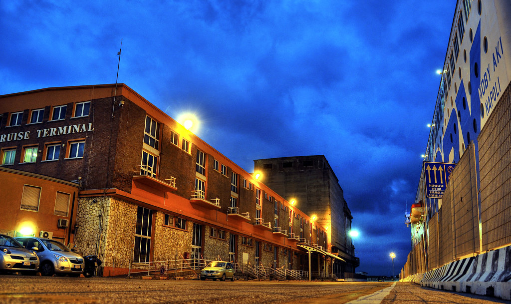 italien - livorno - cruise terminal  blaue stunde