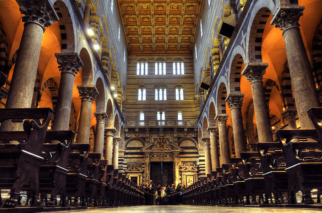 italien - pisa - der dom / duomo  - das mittelschiff