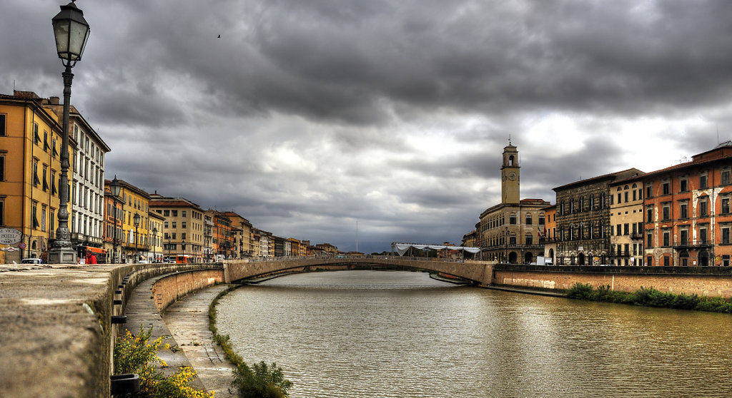 italien - pisa - am fluss