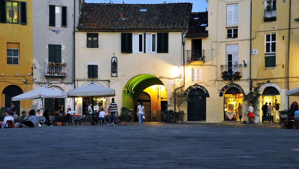 italien- lucca - piazza anfiteatro abends teil 2