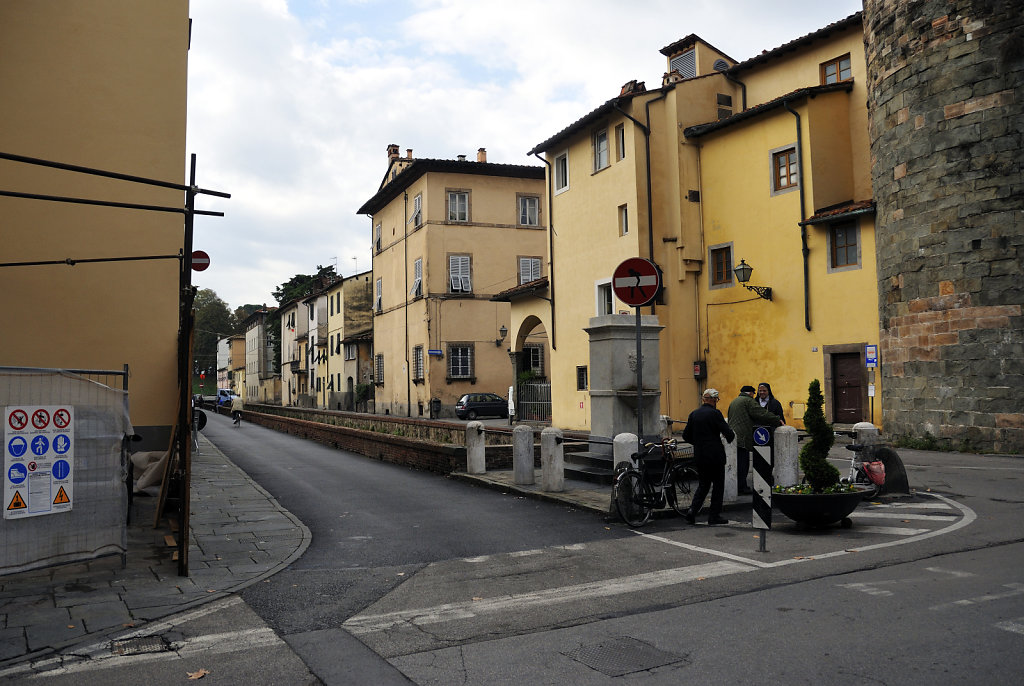 italien- lucca - am brunnen