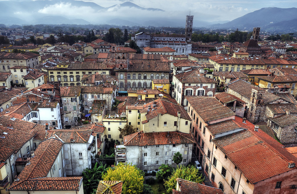 italien- lucca - blick auf die stadt südlich