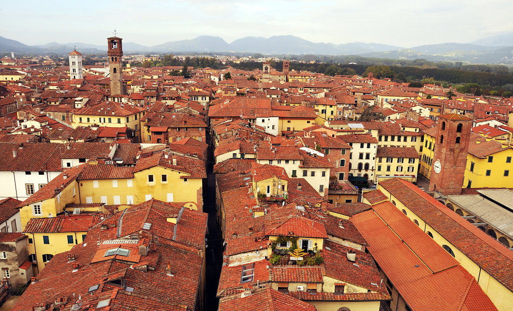 italien- lucca - blick auf die stadt westlich