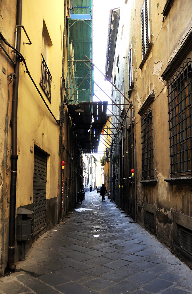 italien- lucca - die gasse