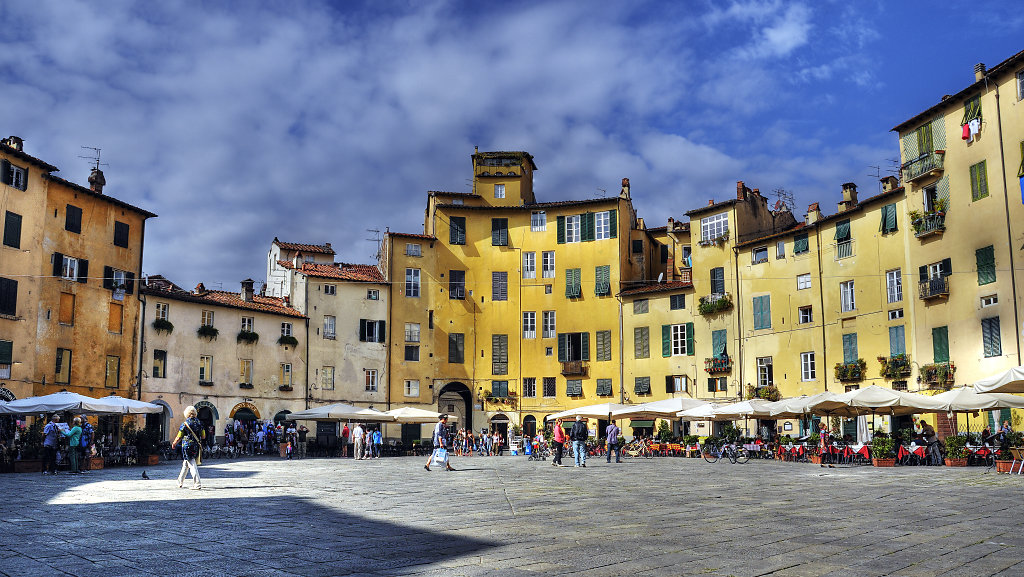 italien- lucca -  piazza anfiteatro