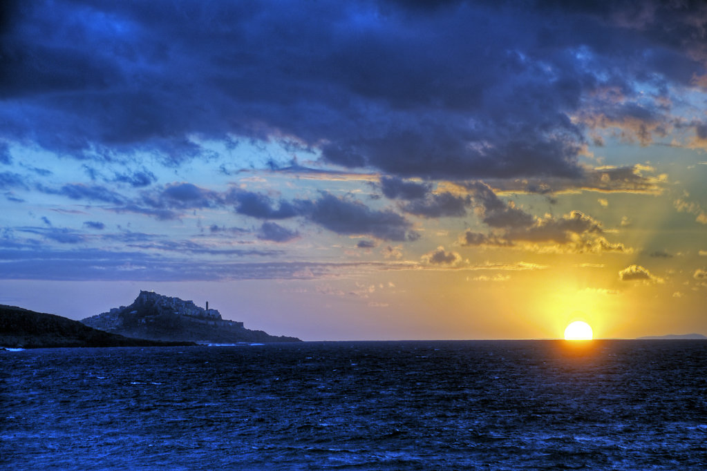 italien - sardinien - castelsardo im sonnenuntergang