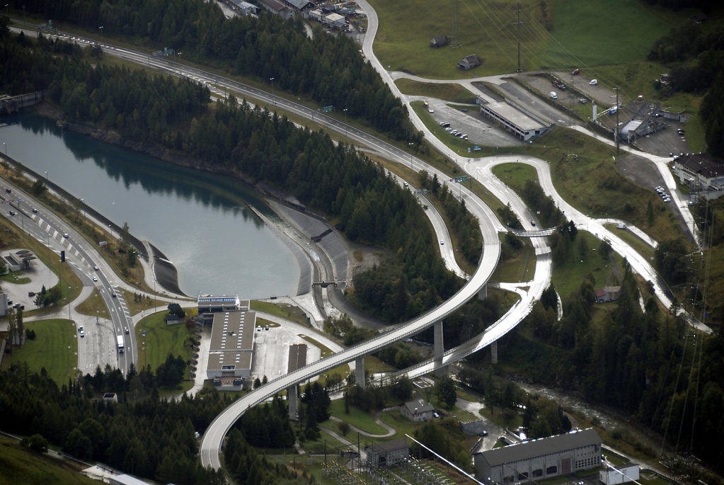 schweiz - gotthardpass  - blick auf airolo