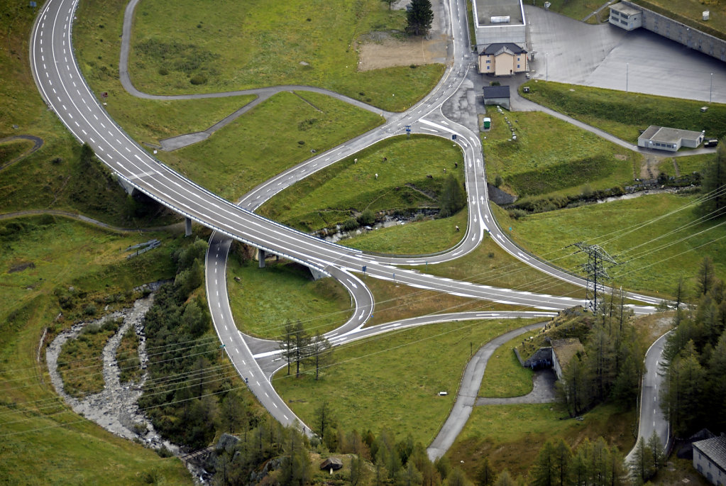 schweiz - gotthardpass  - kreuzungspunkt