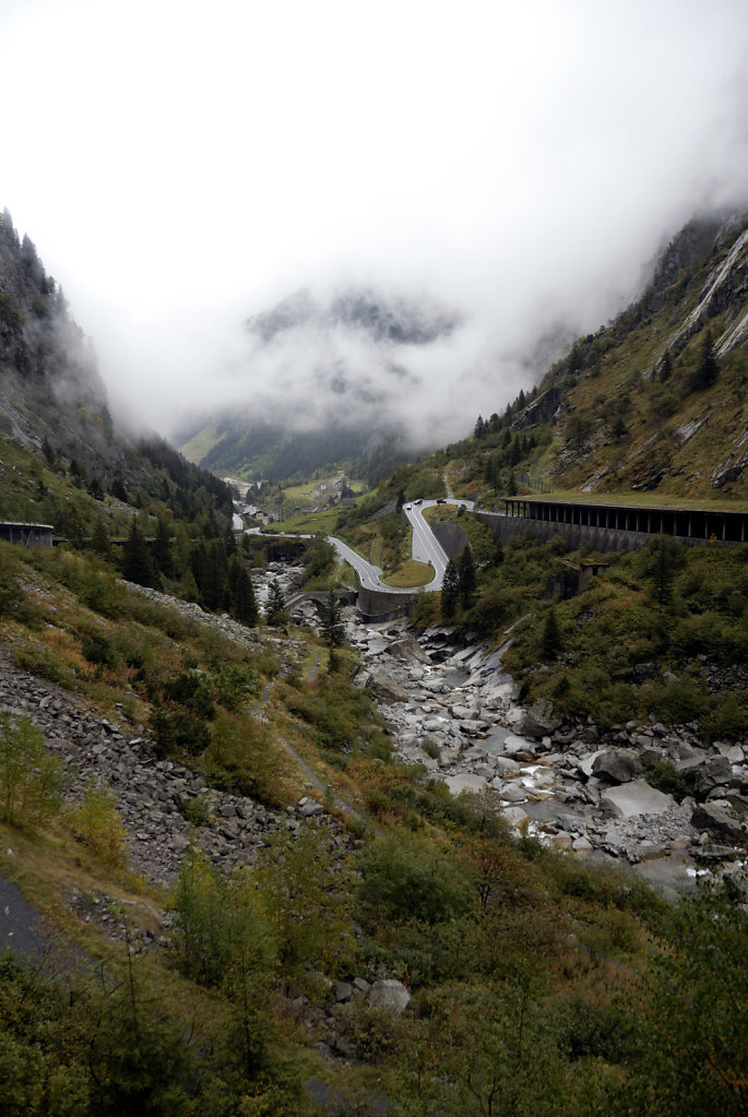 schweiz - gotthardpass  - der abstieg