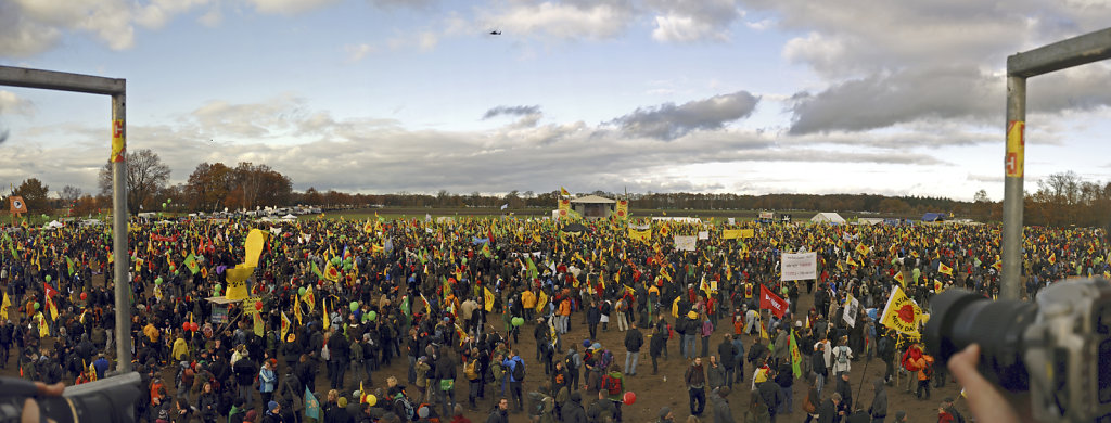 castor november 2010 –  teilpanorama der kundgebung 