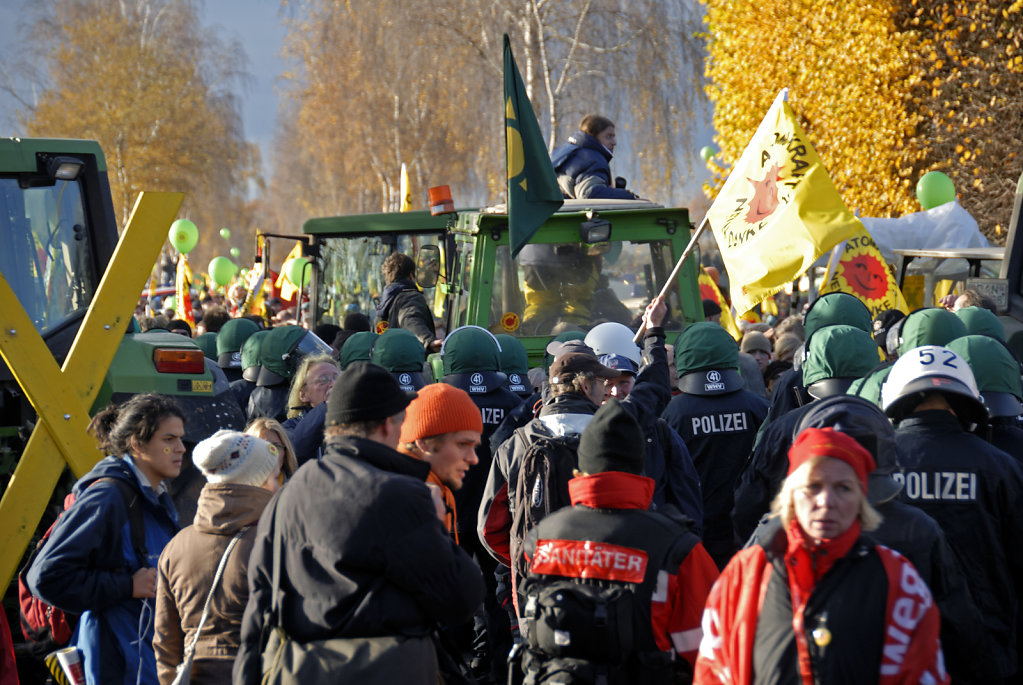 castor november 2010 –   treckerblockade in splietau (03)