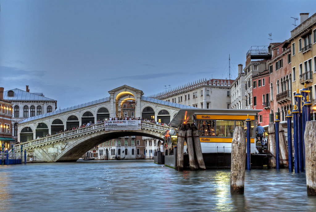 venedig (113) - rialto brücke abends