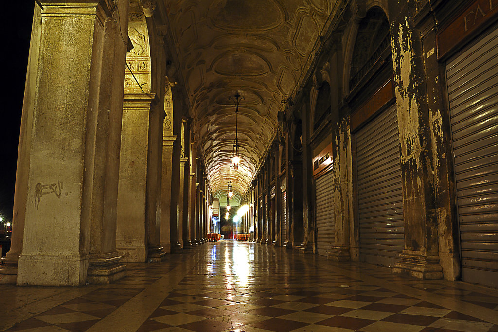 venedig (118) - unter den kolonnaden nachts