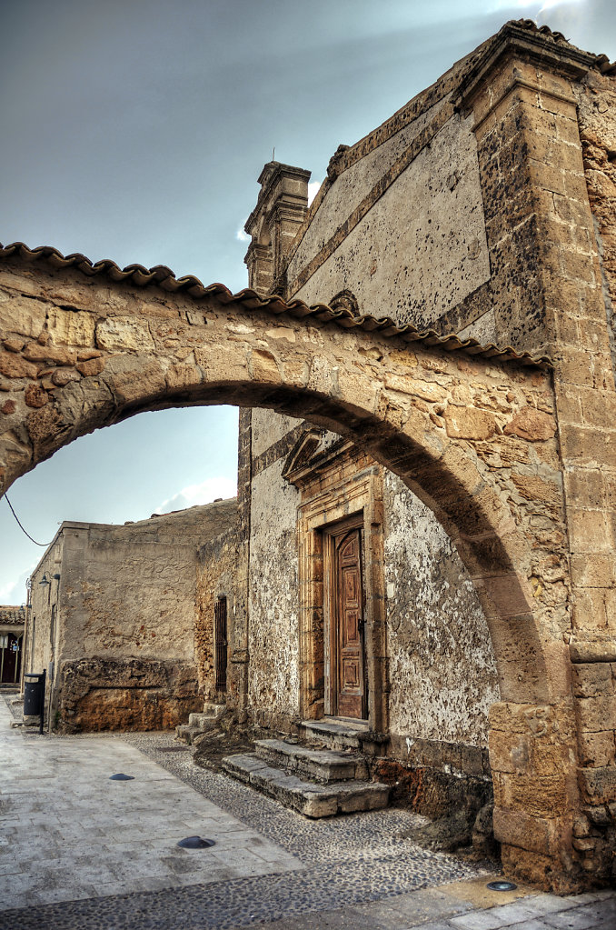 sizilien (27) - marzamemi - der torbogen 