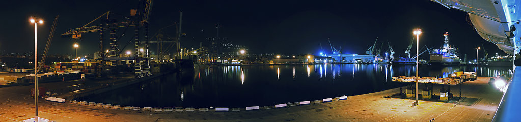 sizilien (74) -  palermo - der hafen nachts . teilpanorama