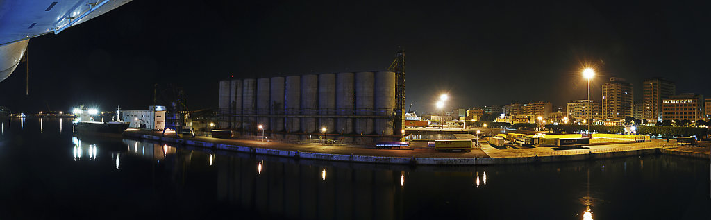 sizilien (75) - palermo - der hafen nachts - teilpanorama teil 2