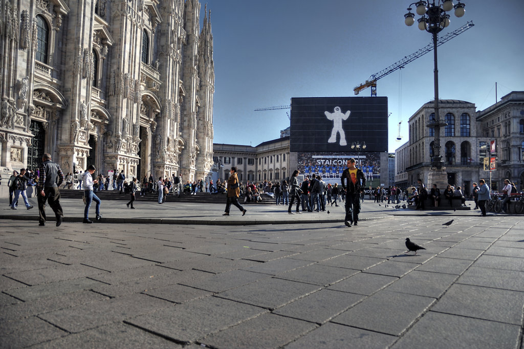 mailand (28) - piazza del duomo / domplatz - lässig