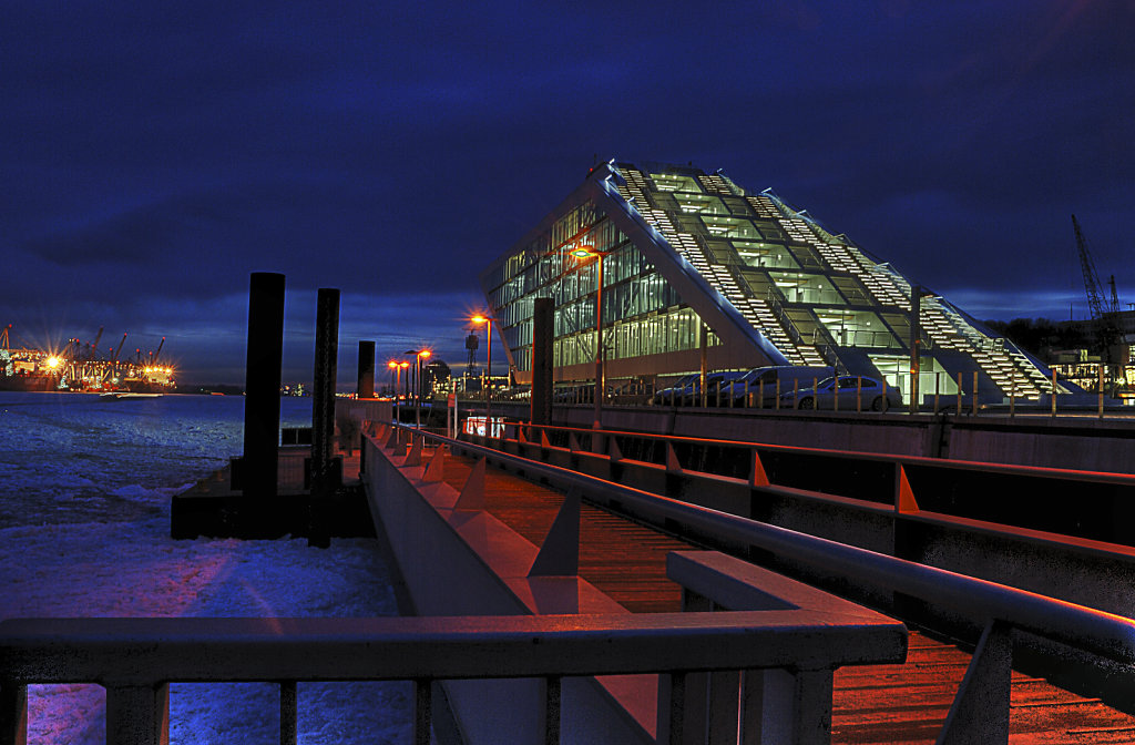 hamburg hafen - im winter teil 10 -fähranleger dockland nachts