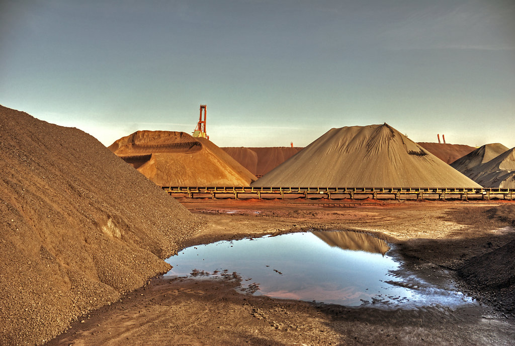 hamburg hafen - (118) - kohle-landschaft