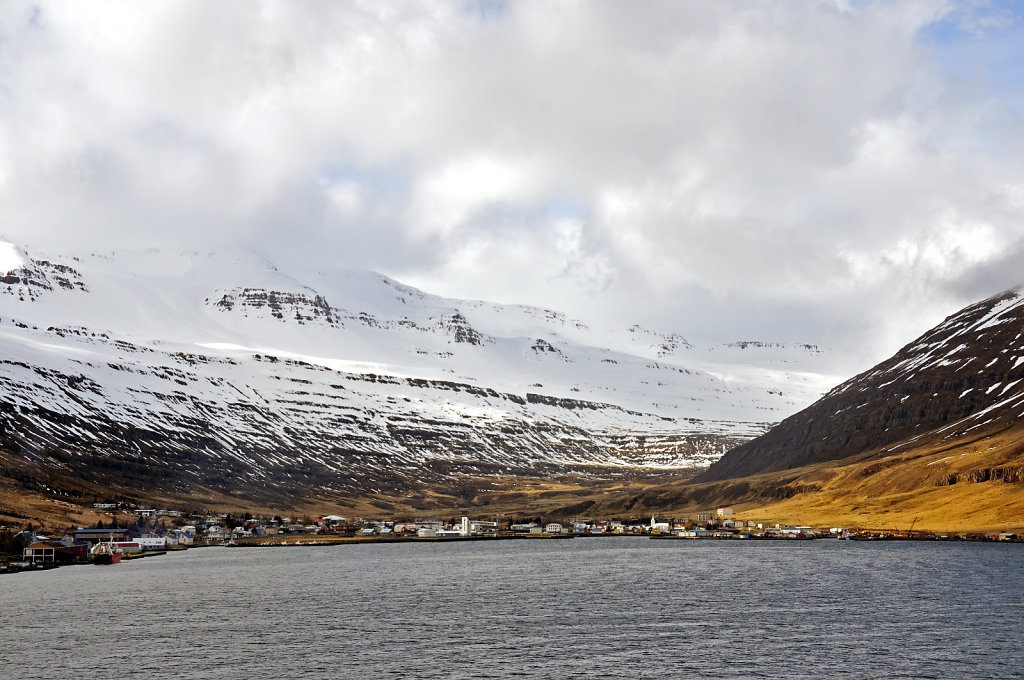 island – seydisfjördur (20) – der ort vom schiff aus