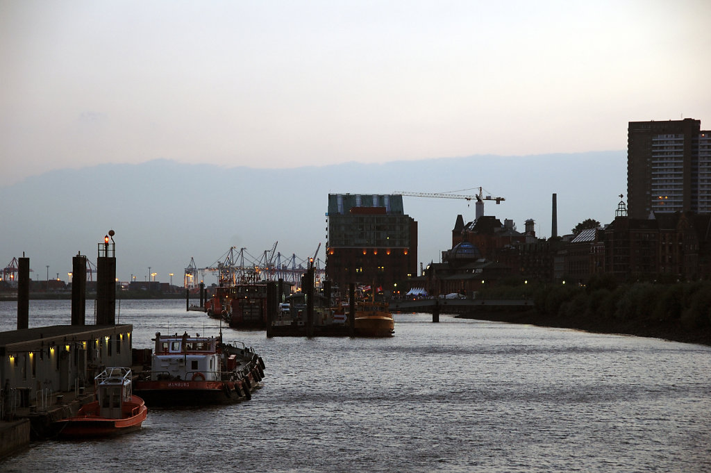 hamburg hafen (50) - abends teil 2  st.pauli landungsbrücken 