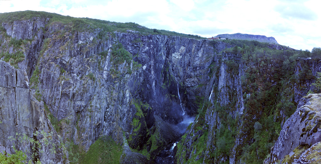 norwegen (49)  -  vøringsfossen - blick in die schlucht -teilpa