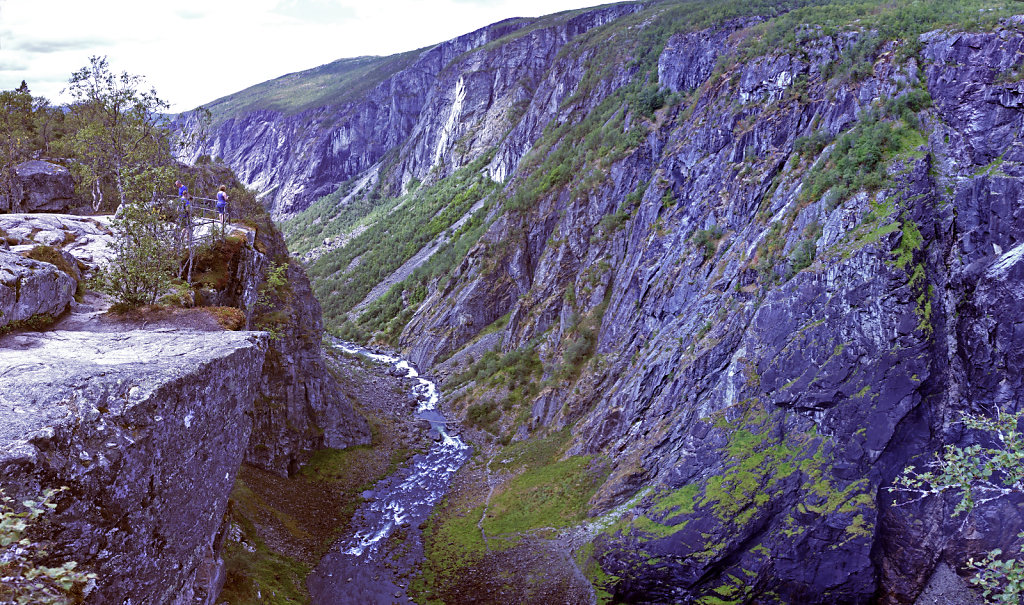 norwegen (51)  -  vøringsfossen - blick in die schlucht -teilpa