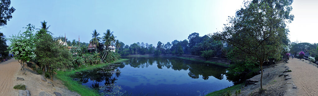 kambodscha - tempel von anghor -  bakong  -  teilpanorama  teil 