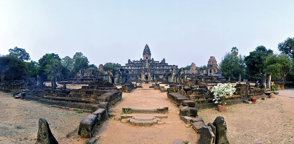 kambodscha - tempel von anghor -  bakong  teilpanorama  teil dre