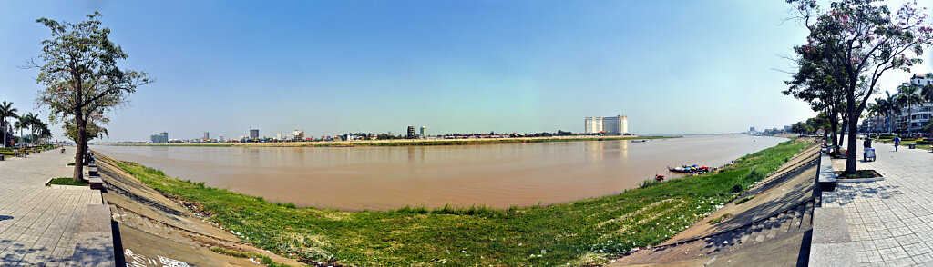 phnom penh -  am fluss (02) - teilpanorama